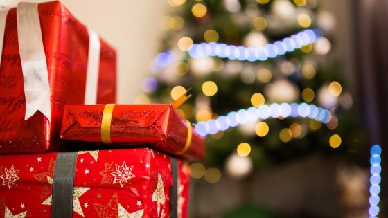 Rules for buying your boss a Christmas present