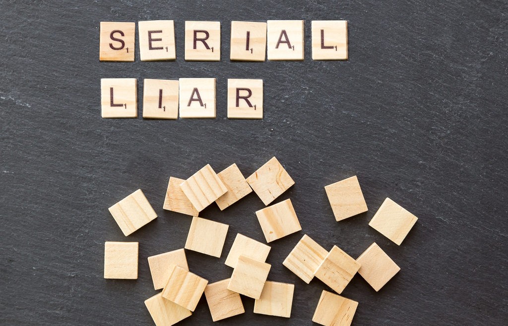 Scrabble letters spelling out the words 'serial liar'