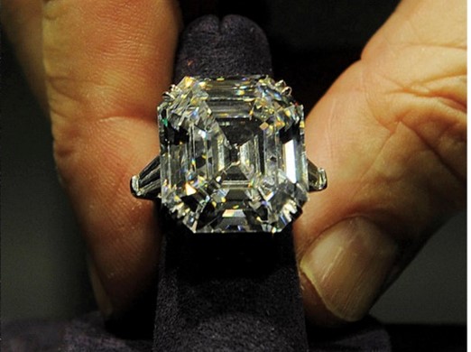 Elizabeth-Taylors-large-diamond-ring-The_Midas-I-gifting