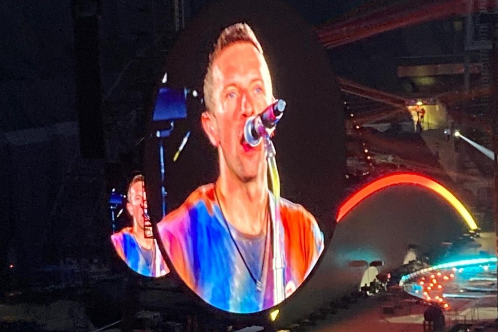 chris-martin-coldplay-2022-world-tour-club-wembley