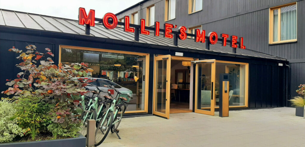 win-a-stay-for-2-at-Mollie's