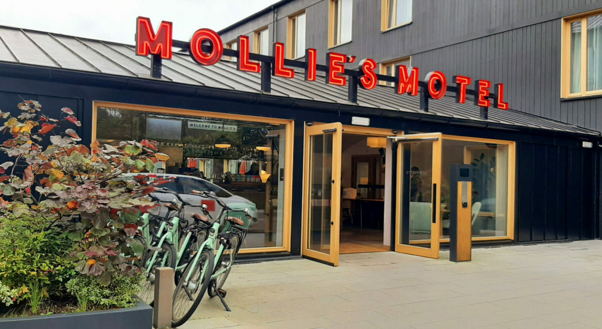 win-a-stay-for-2-at-Mollie's