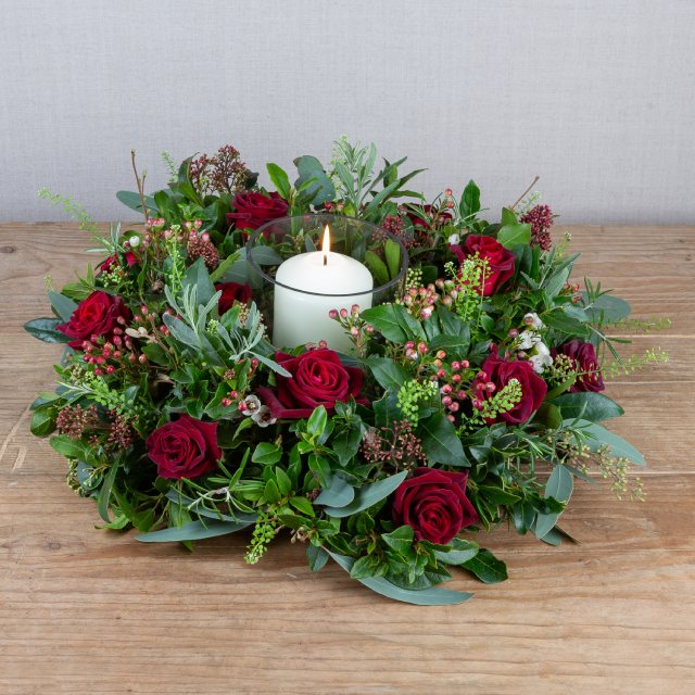 Christmas-wreath-made-of-sustainable-luxury-flowers-this-Christmas