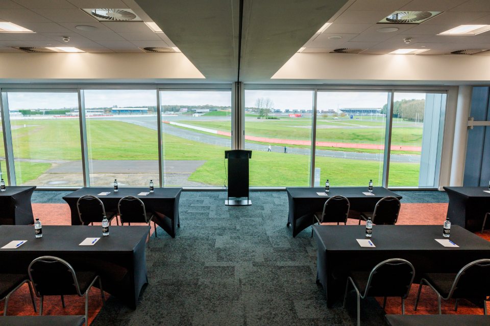 Silverstone-Museum-meeting-room-with-a-view-of-the-racing-track