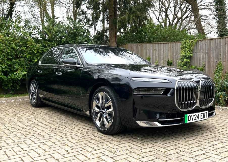 EG-Chauffeurs-luxury-with-environmental-responsibility-BMW7i-exterior