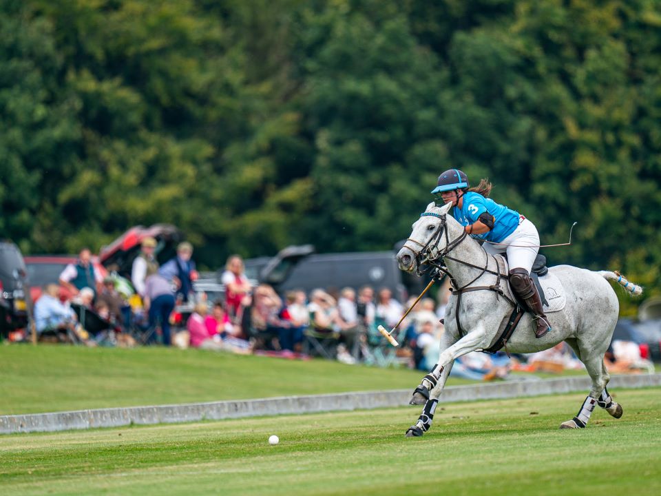 female-polo-player-on-a-pony-at-Stonehenge-Polo-Festival