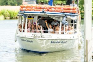 guest-arriving-by-boat-to-Windsor-Racecourse-festival-style-corporate-experience