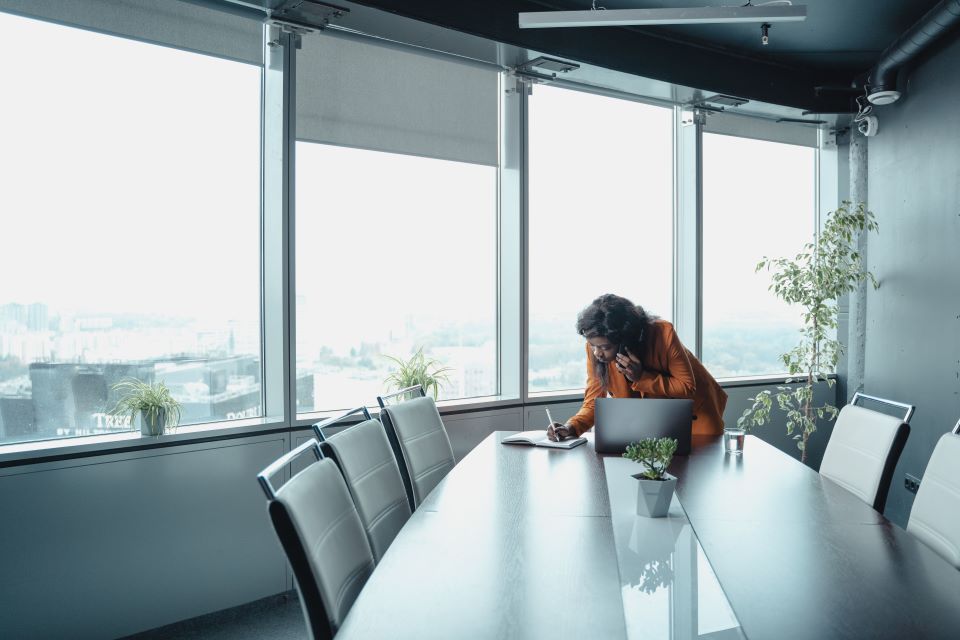 how-much-time-do-UK-office-workers-spend-in-meetings?